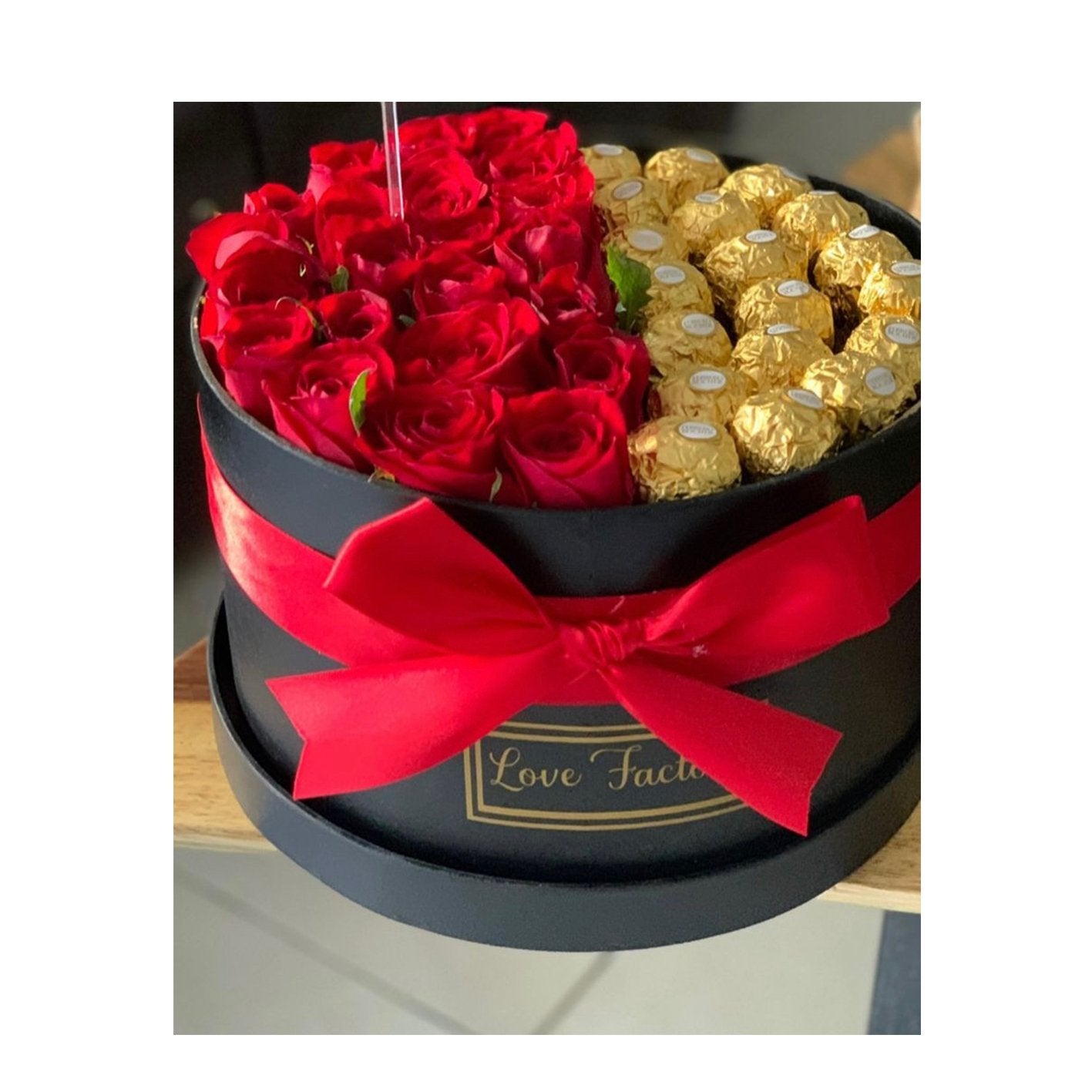 Caja redonda con rosas y chocolates - Sweet Surprise Boutique