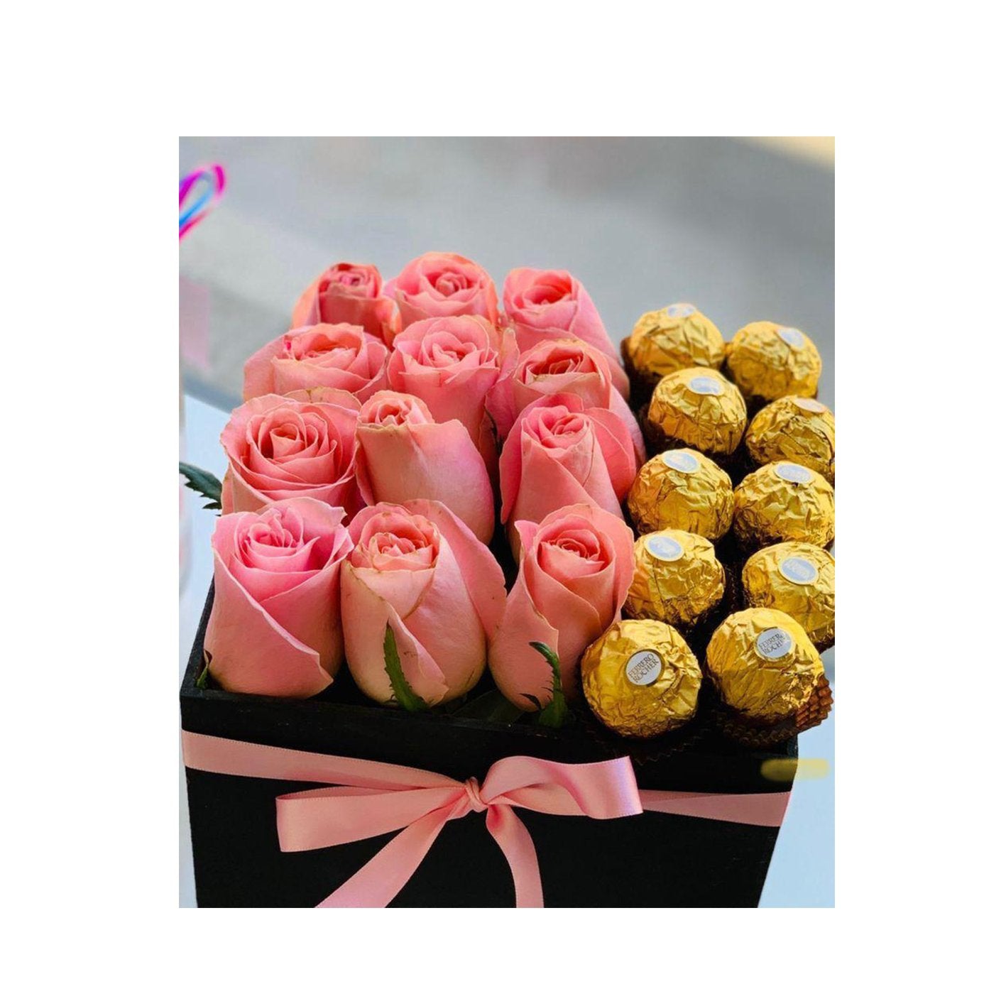 Caja rellena de chocolates y rosas - Sweet Surprise Boutique