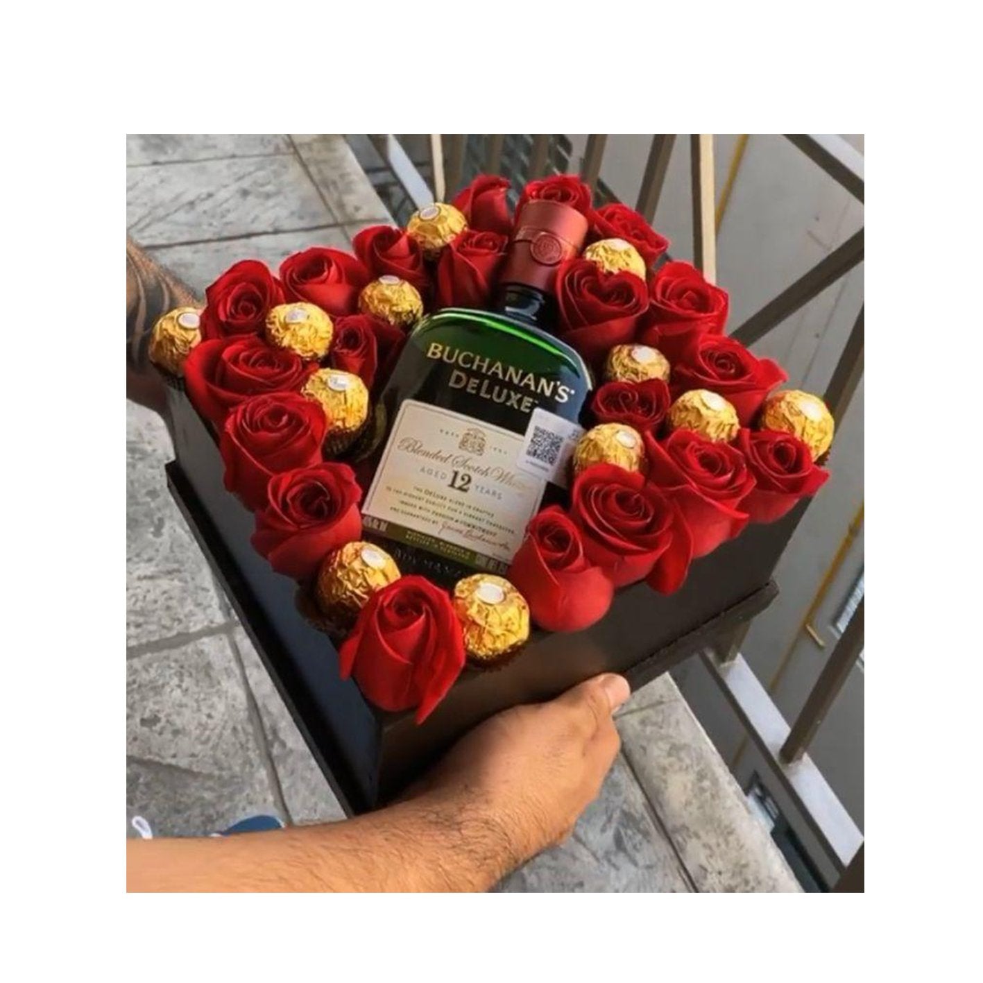 Caja rellena de chocolates y rosas con botella a elegir - Sweet Surprise Boutique