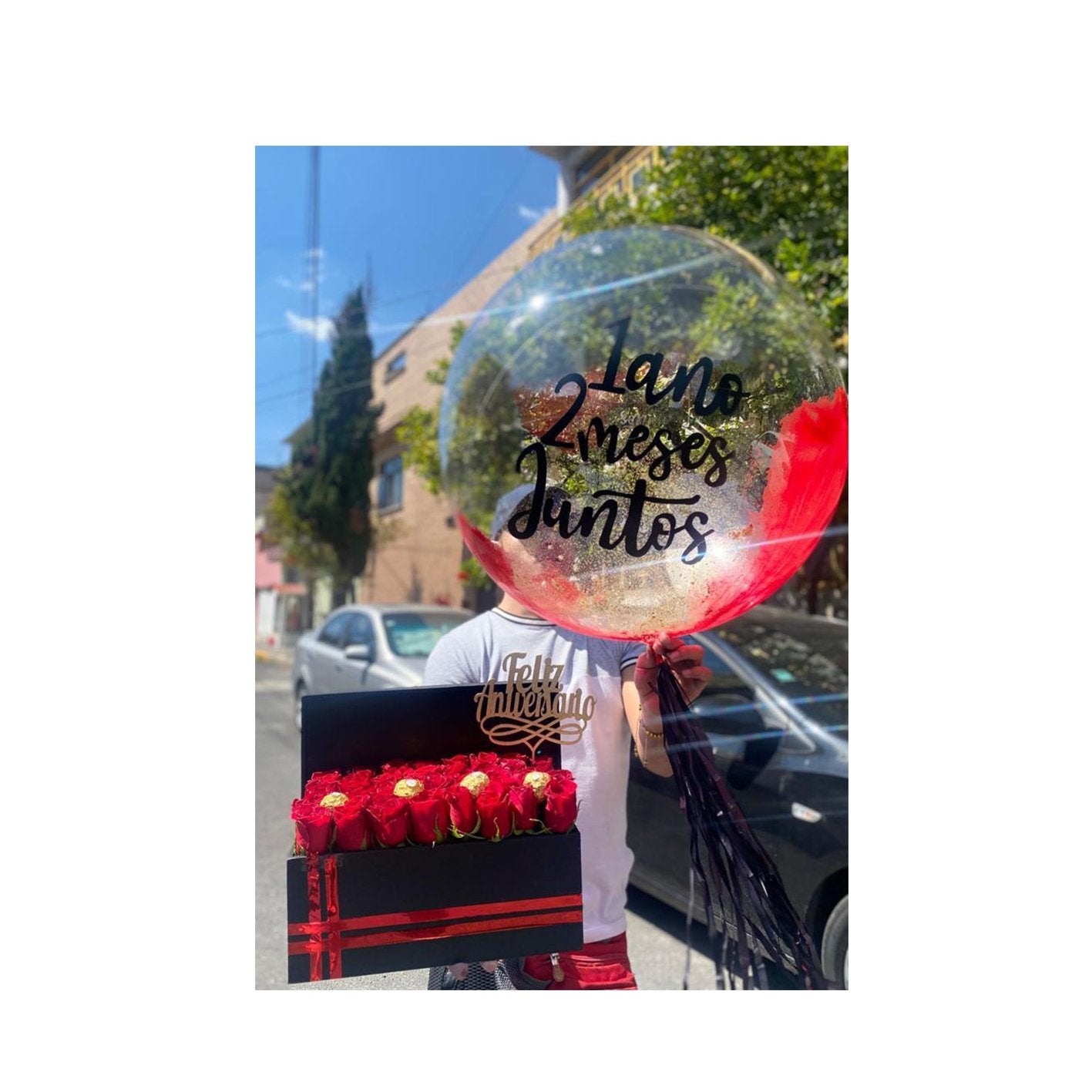 Caja rellena de chocolates y rosas con globo personalizado - Sweet Surprise Boutique