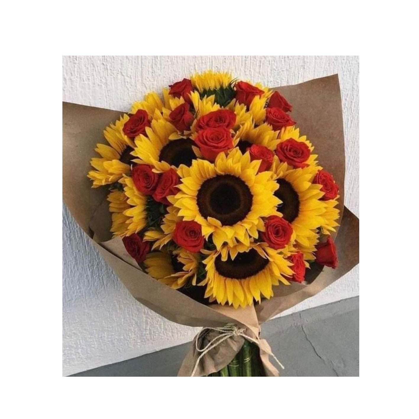 Ramo de girasoles y rosas rojas - Sweet Surprise Boutique